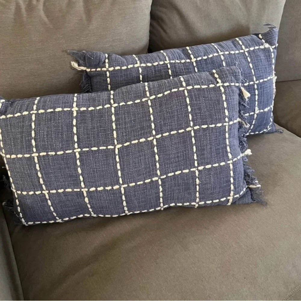 🟠 (2) 24” Blue and White Checkered Throw Pillows
